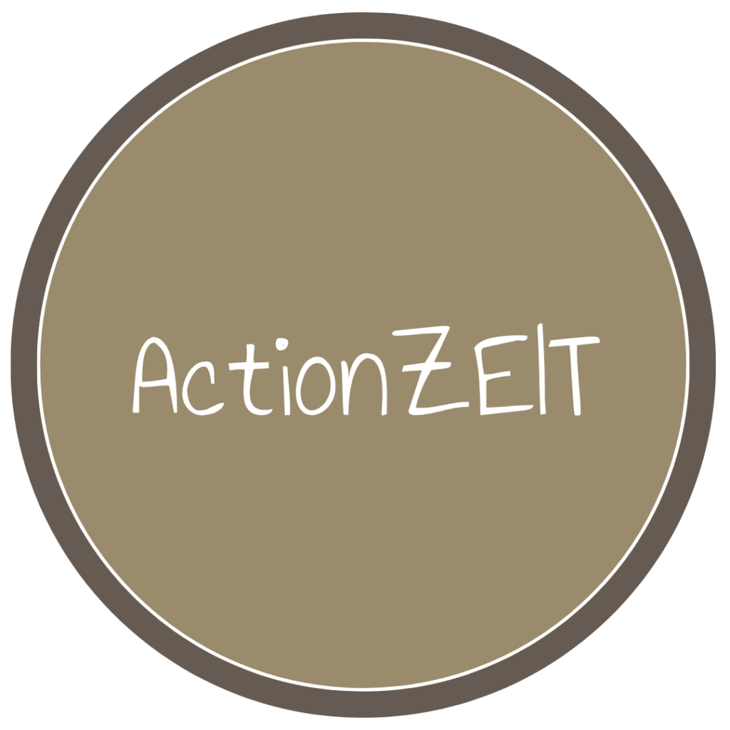 Rundes, beigefarbenes Emblem mit doppeltem Rand und weißer, handschriftlicher Schrift ‚ActionZEIT