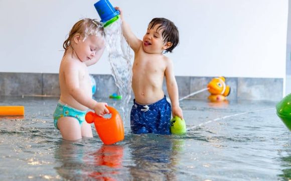 Zwei Babys spiele im Babypool im Petschnighof