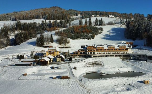 Das Familienhotel Petschnighof zeigt sich in einem tollen Winterkleid von außen.